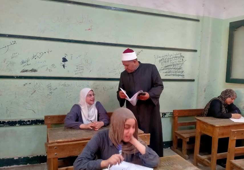 رئيس الإدارة المركزية للمنطقة الأزهرية يتابع سير الامتحانات 