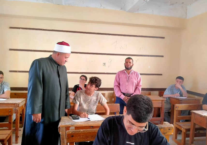 رىيس المنطقة الأزهرية بالقليوبية يتابع سير  الامتحانات 