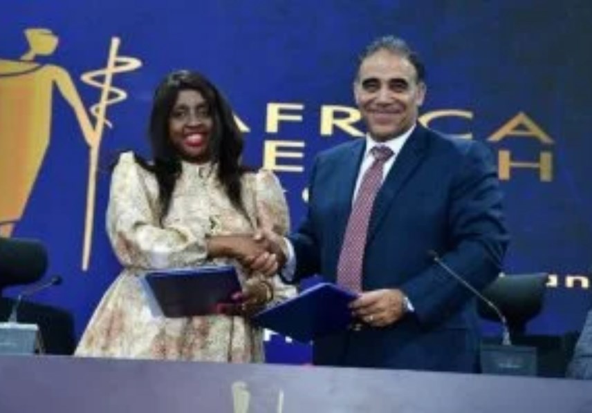هشام الغزالى مع رئيس المنظمة الأفريقية للتدريب وأبحاث السرطان