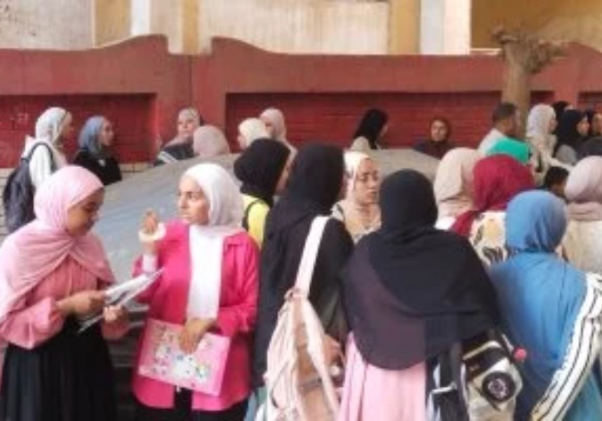 طلب الثانوية العامة فى القليوبية يتوافدون على لجان الثانوية العامة