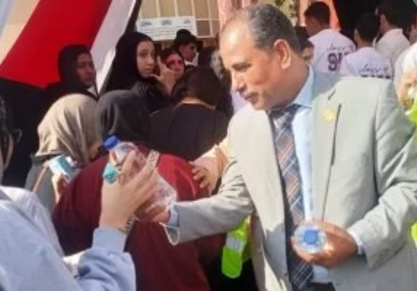 مدير "العبور التعليمية" يوزع المياه والعصائر على طلاب الثانوية العامة