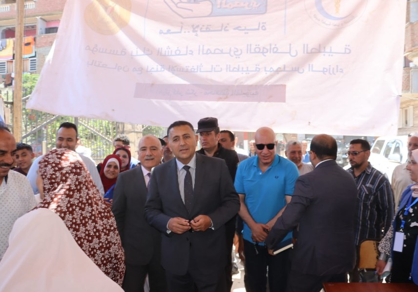 محافظ القليوبية يتفقد أعمال القوافل الطبية المجانية