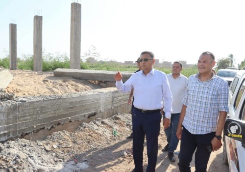 المحافظ يشاهد مبنى مخالف ويأمر بإزالته 