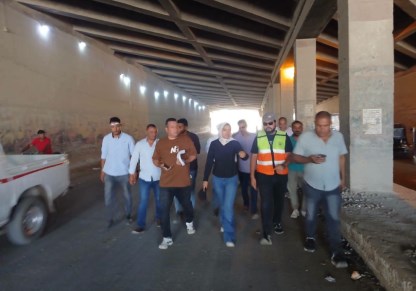 د. ايمان ريان تتابع أعمال الرصف بشارع بهتيم اسكوا