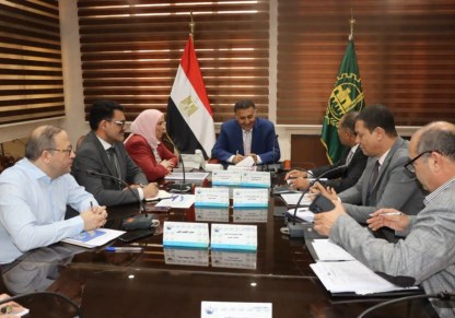 اجتماع محافظ القليوبية لبحث مشروعات مياه الشرب 