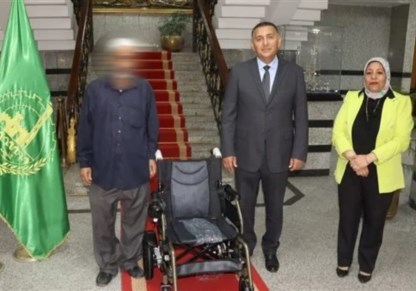 محافظ القليوبية يسلّم كرسيين كهربائيين لاثنين من ذوي الهمم 