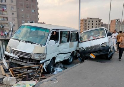 مصرع وإصابة 7 أشخاص إثر حادث تصادم سيارتين بالوراق