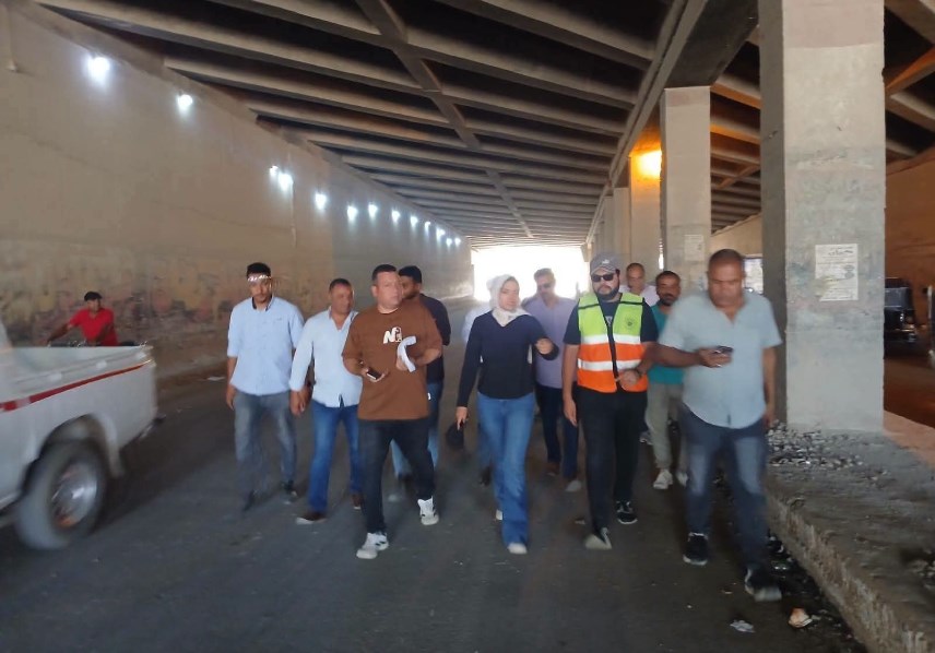 د. ايمان ريان تتابع أعمال الرصف بشارع بهتيم اسكوا