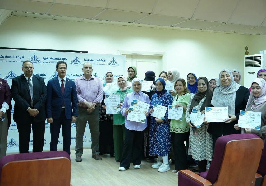 رئيس جامعة بنها يكرم أصحاب مشروعات هندسة شبرا