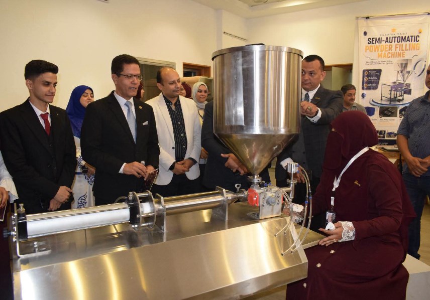الجيزاوي يشاهد مشروعات تخرج طلاب الفنون التطبيقية 