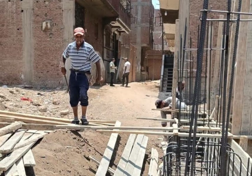 مجلس مدينة قليوب يتصدى لبناء مخالف 