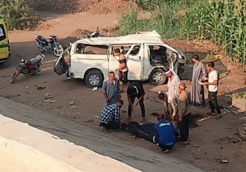 حادث تصادم مروع بين سيارتين ميكروباص