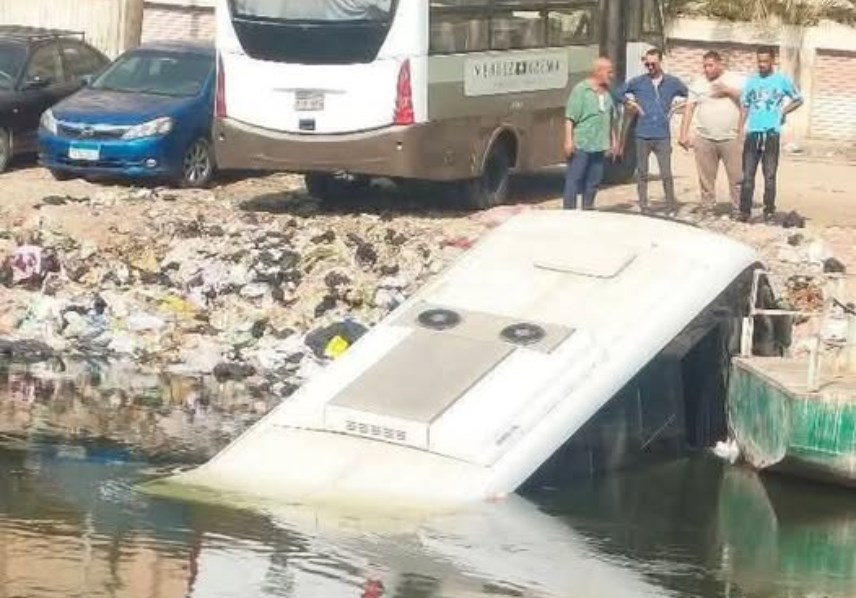سقوط سيارة أجرة بترعة الشرقاوية في منطقة منطي بشبرا الخيمة