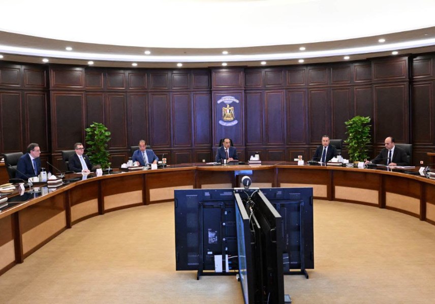 رئيس الوزراء يتابع خطوات حوكمة التعيينات واختيار القيادات بالجهاز الإداري للدولة